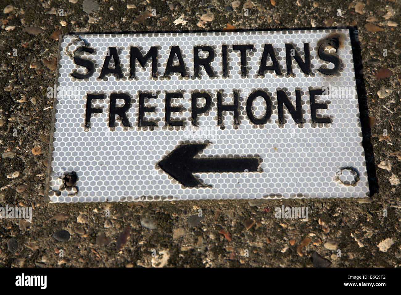 Samariter Freephone Schild mit Pfeil Stockfoto