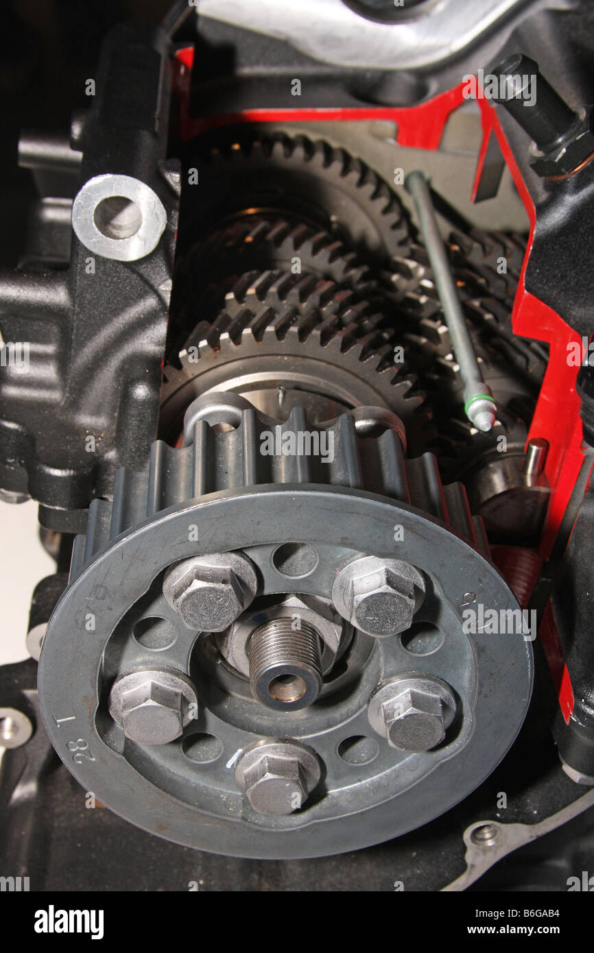 Ansicht von Getriebe und Endantrieb Rädchen im modernen Motorradmotor wegschneiden. Stockfoto
