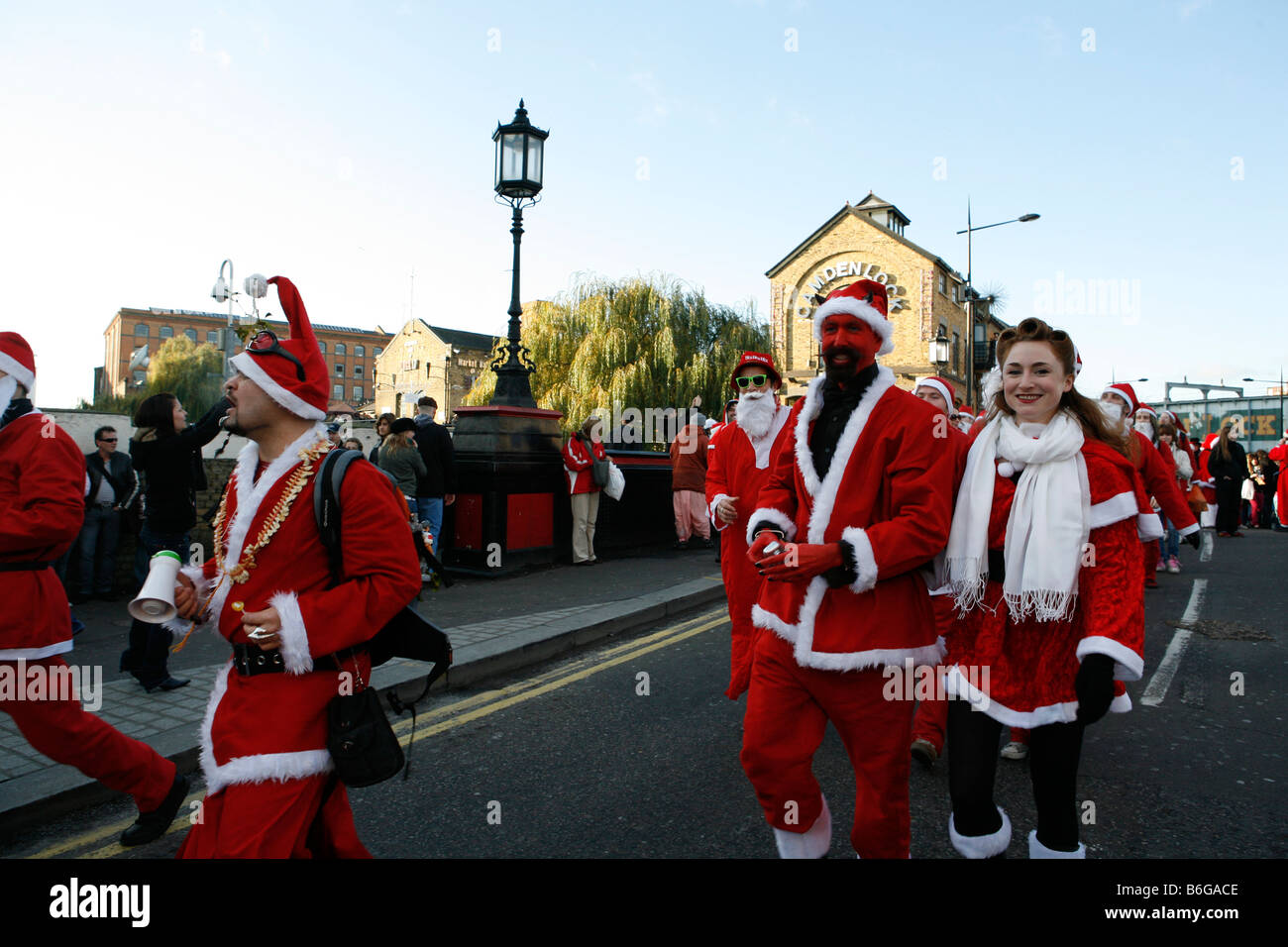 Santacon 2006. Weihnachtsmänner auf dem Trafalgar Square in London. Hunderte von Witzbolde verkleidet als Weihnachtsmänner die Straßen von London übernehmen Stockfoto