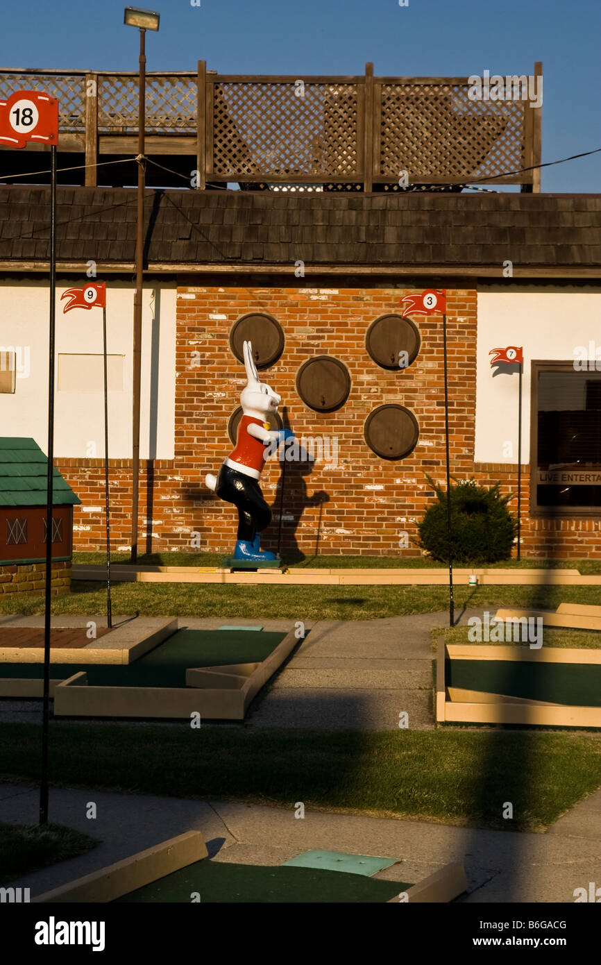 Eine leere Minigolfanlage in einem Badeort. Stockfoto