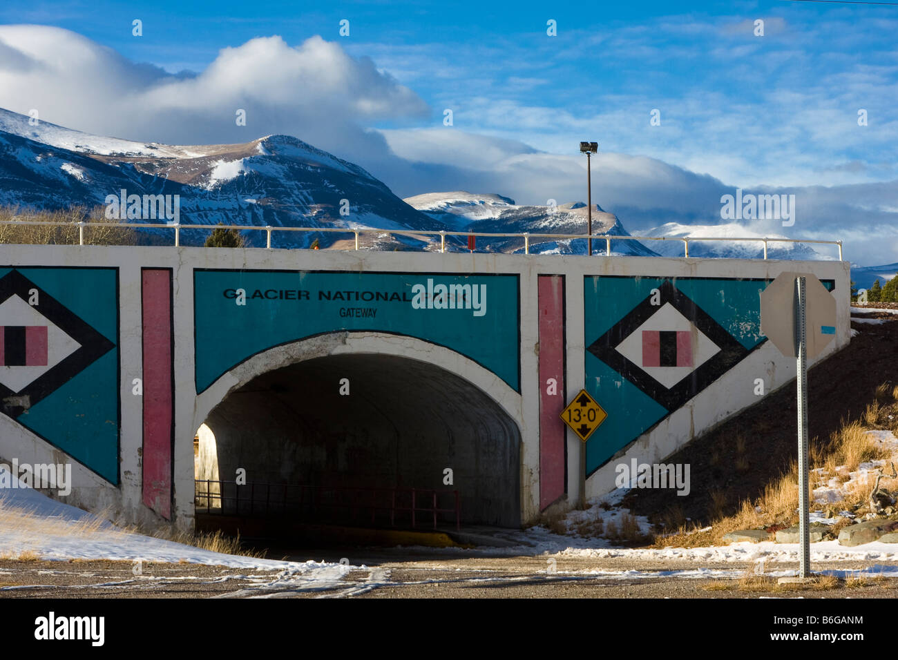 Tor zum Glacier National Park und Blackfeet Indianerland, East Glacier, Montana Stockfoto