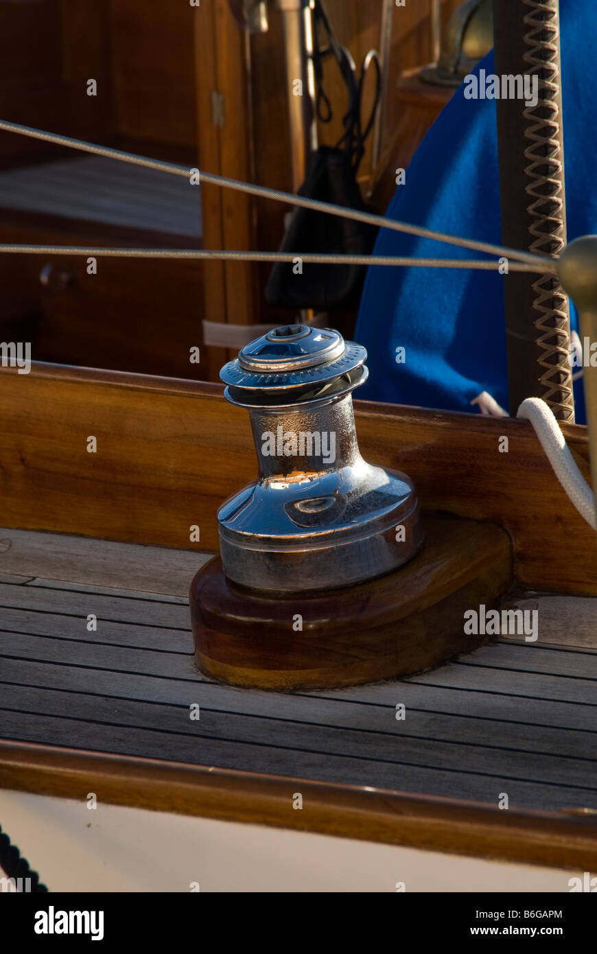 Detailansicht einer Winde auf einem Holzdeck. Stockfoto