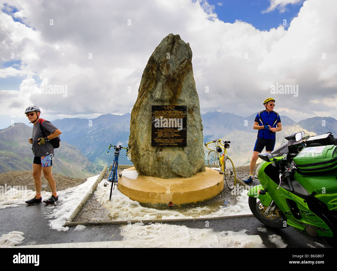 Radfahrer, Radfahrer, die auf dem Gipfel des Col de la Bonette, Alpes Maritimes, Provence, Frankreich Stockfoto