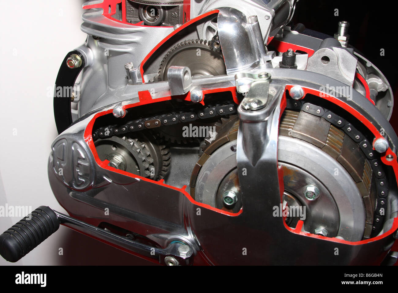 Ansicht der Kupplung weggeschnitten; Getriebe und Änderung Arm auf modernen Motorradmotor. Stockfoto