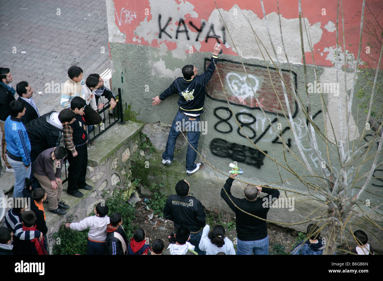 Grafitti besprüht in einer Seitenstraße Beyoglu in Istanbul, Türkei Stockfoto