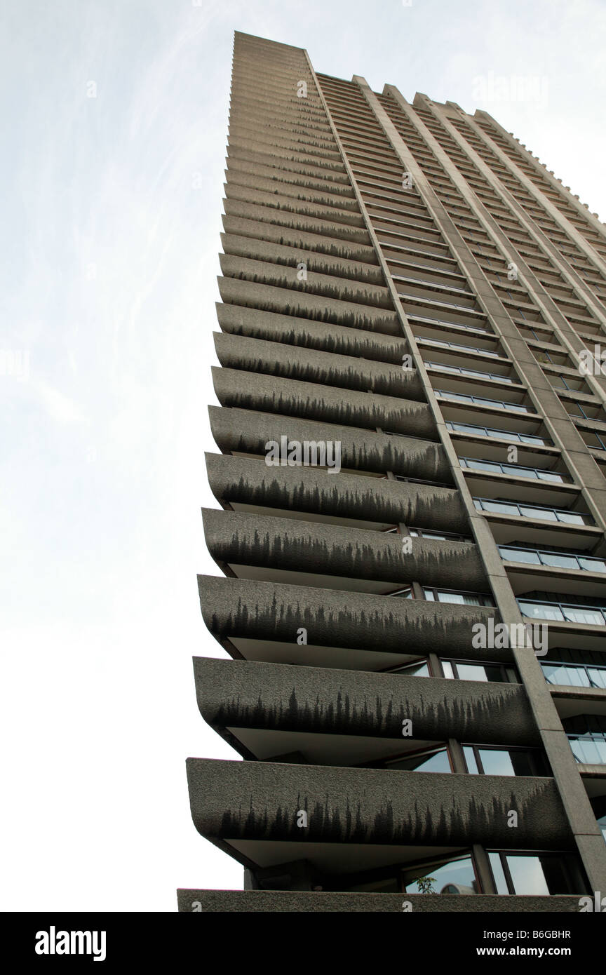 Einer der drei Wohntürme in der Barbican Estate, City of London Stockfoto