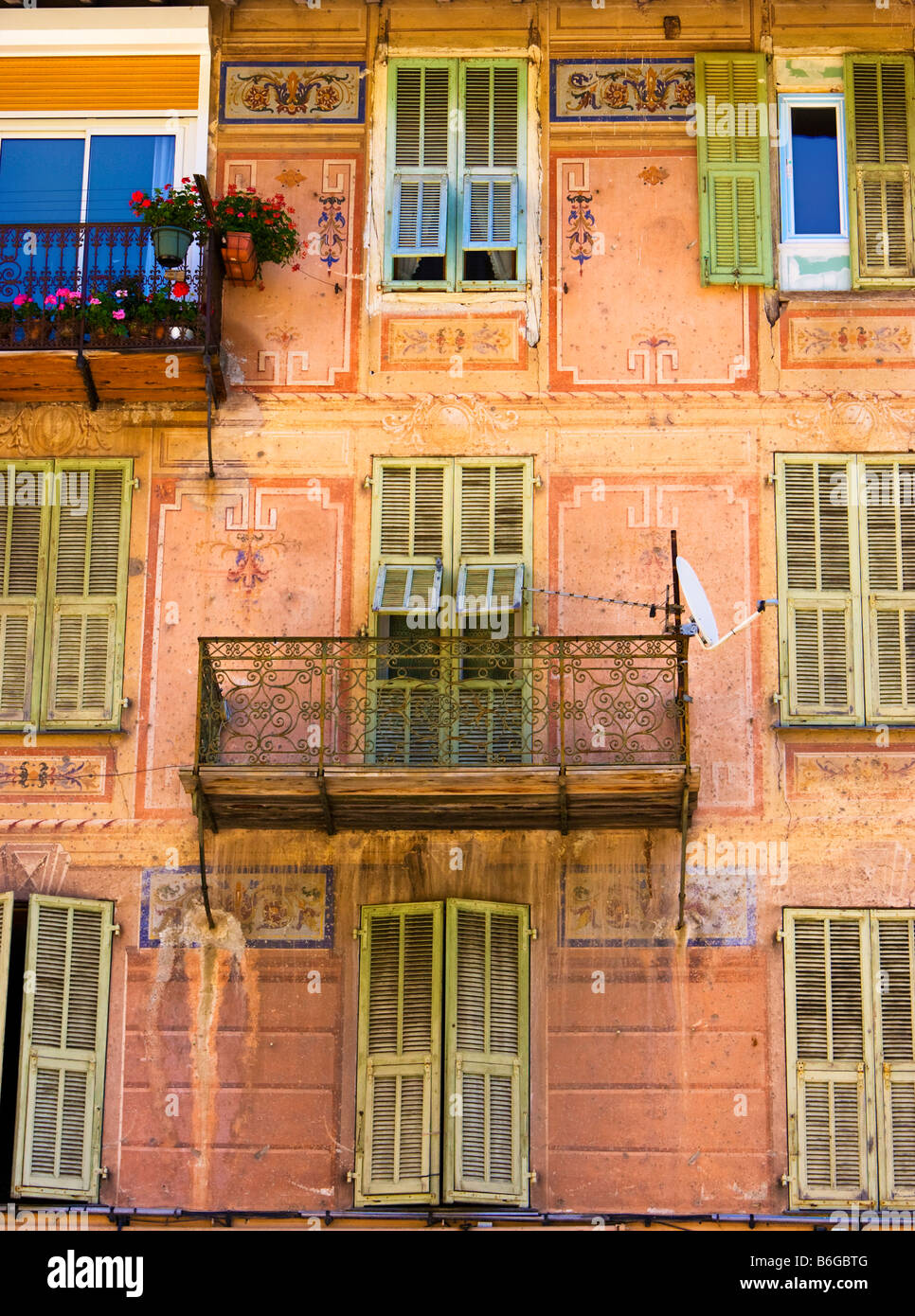 Südfrankreich - eingerichteten Apartments und Balkon in St Sauveur sur Tinee, Provence, Frankreich, Südfrankreich Stockfoto