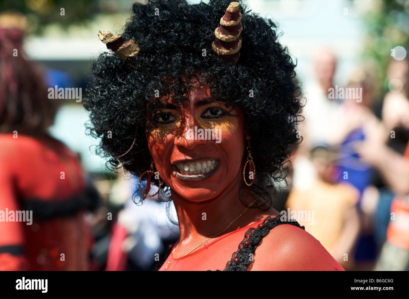 Mädchen, gekleidet wie Red Devil Parade Stockfoto