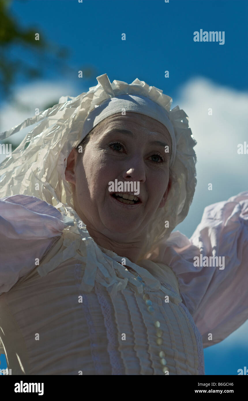 Mann, gekleidet in weißen Spitzen an Streetparade Stockfoto