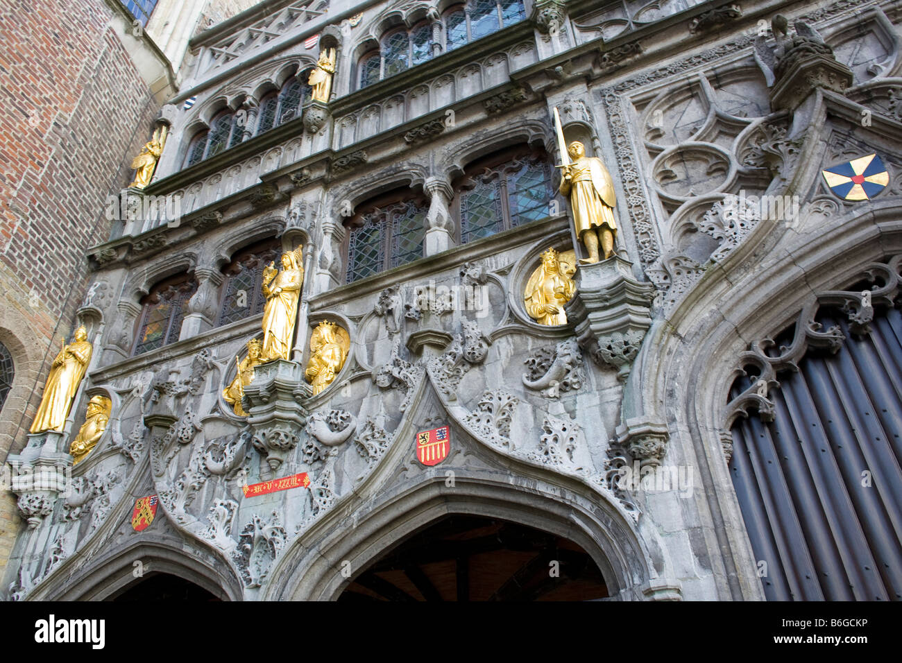 Der Eingang zur romanischen Basilika der Heiligen Blut Heilig ansehen Basiliek in Brugge Brügge, Belgien. Stockfoto