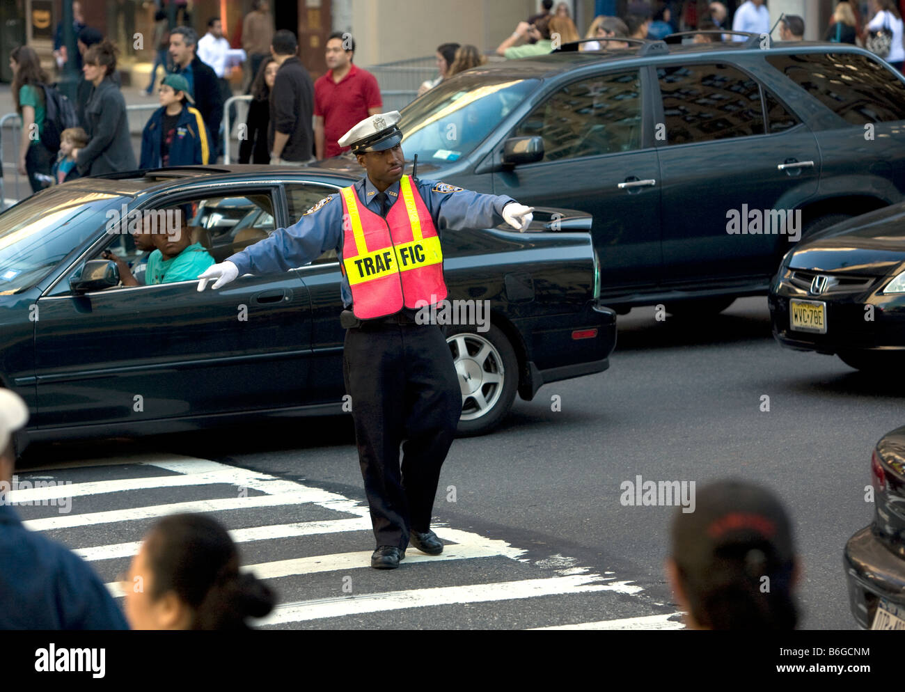 Traffic cop 42nd Street und Fifth Avenue New York City Stockfoto