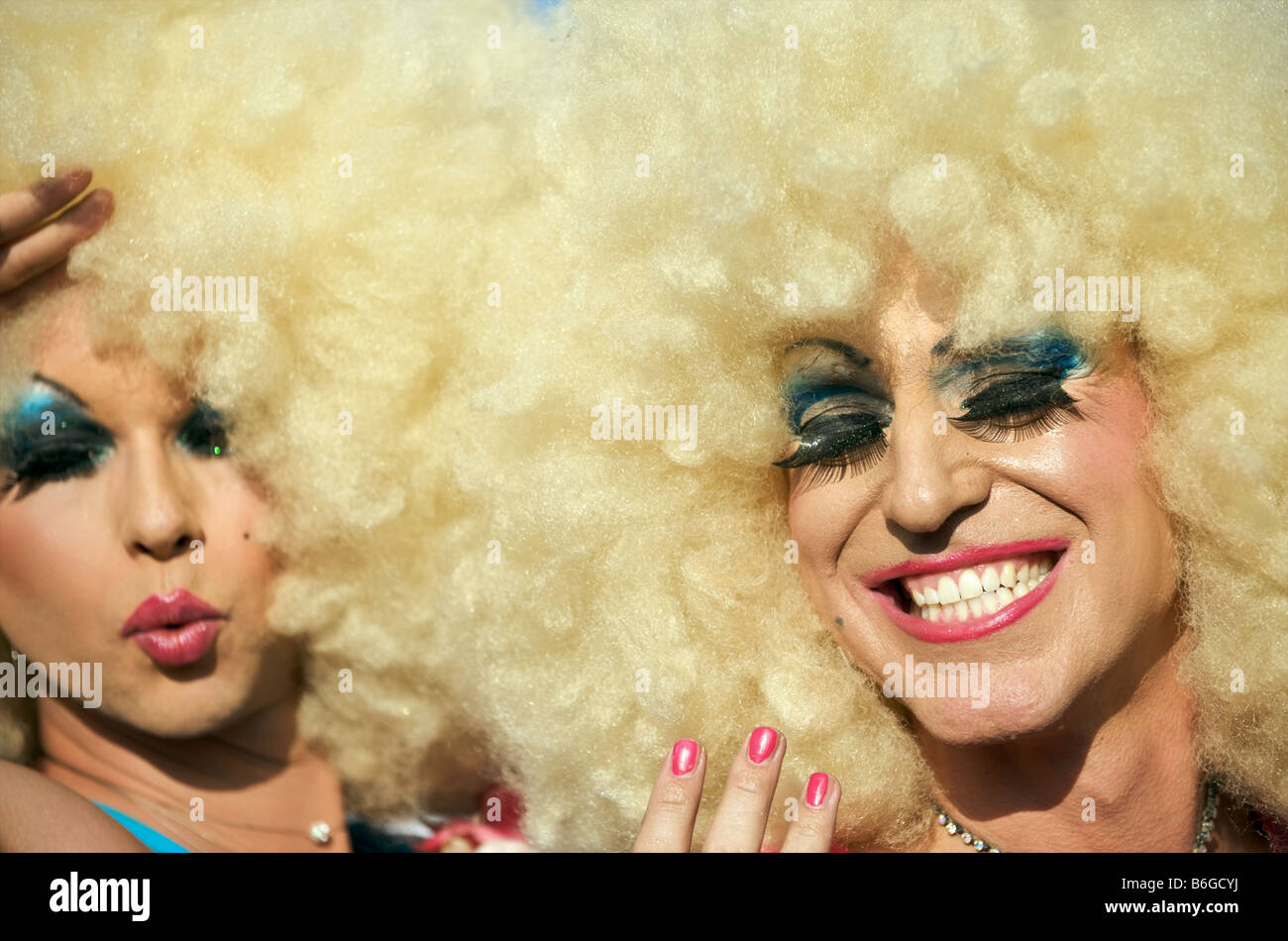 Christopher Street Day Berlin Mann (zwei Männer) gekleidet als Frau (Frauen) mit blonder Perücke und stark geschminkt Stockfoto