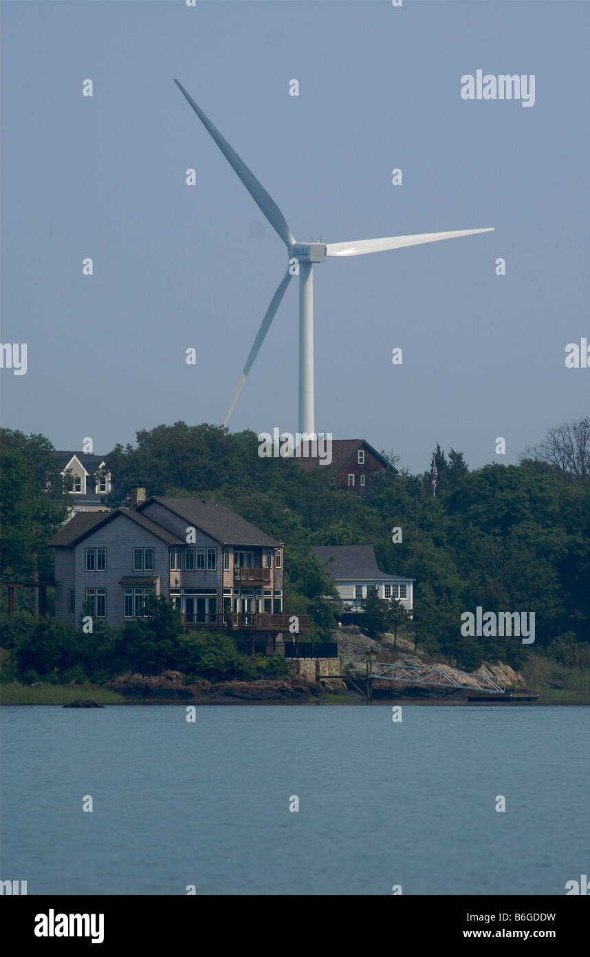Windgenerator erhebt sich hinter Ufergegendhäuser in Hull, einem wohlhabenden Vorort von Boston, Massachusetts. Stockfoto