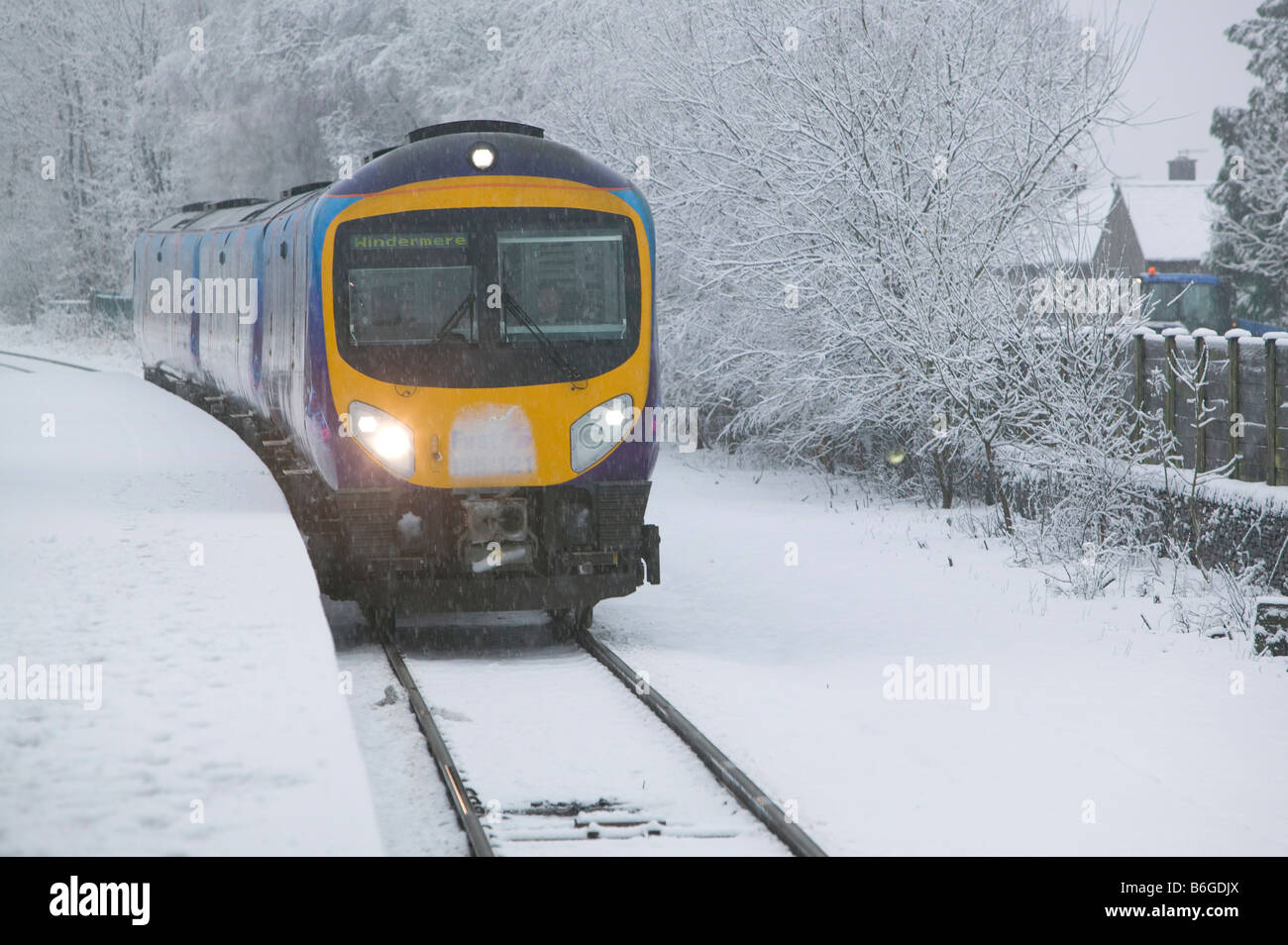Schnee in Windermere Bahnhof im Schnee in Cumbria UK Stockfoto