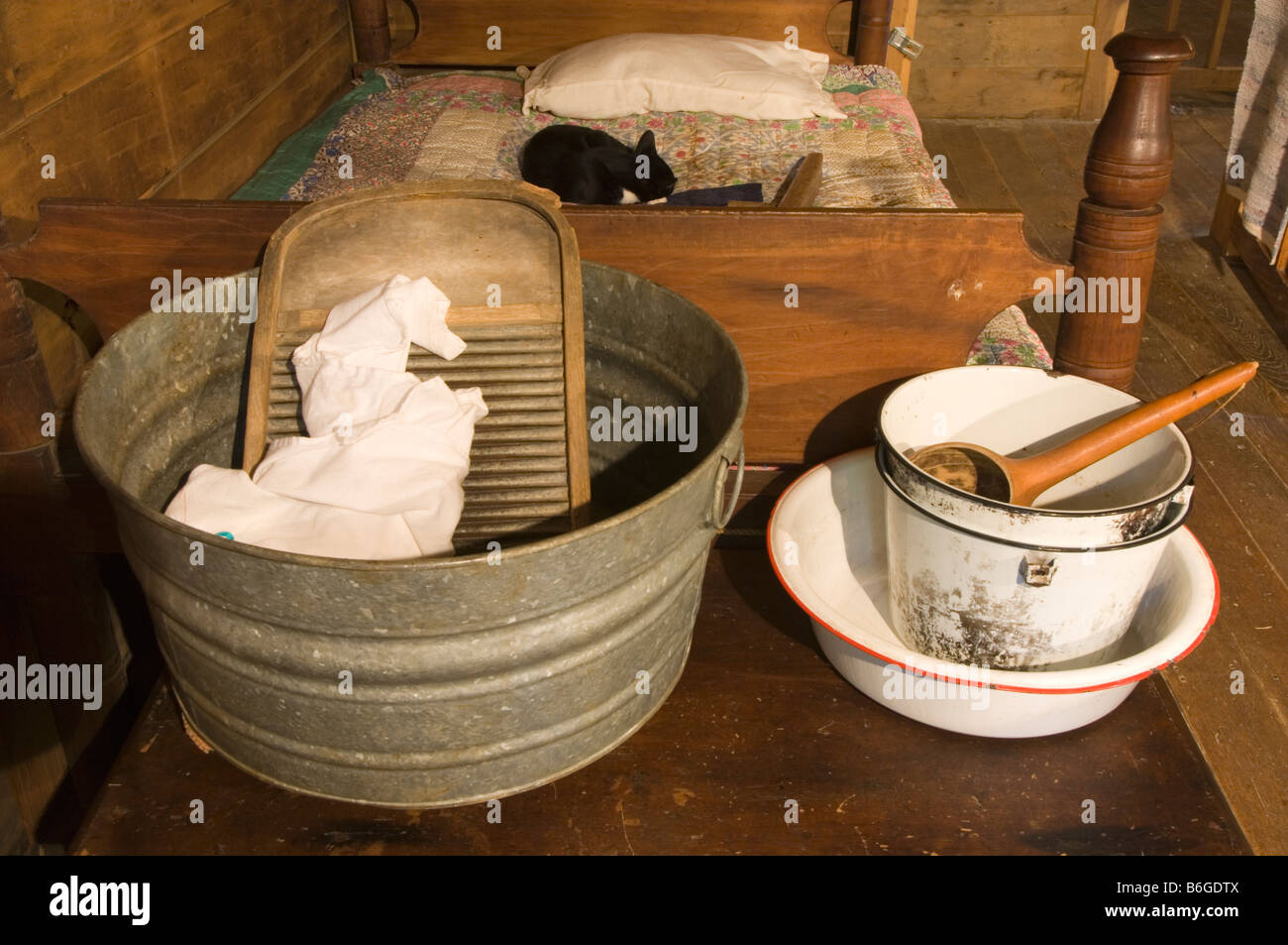 Wash tub am Fußende des Bettes in einer Pionier Cabin, von Bill Lea/Dembinsky Foto Assoc Stockfoto