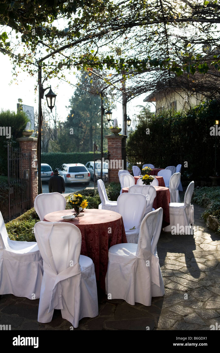Restaurant im Freien für ein Hochzeitsbankett vorbereitet Stockfoto