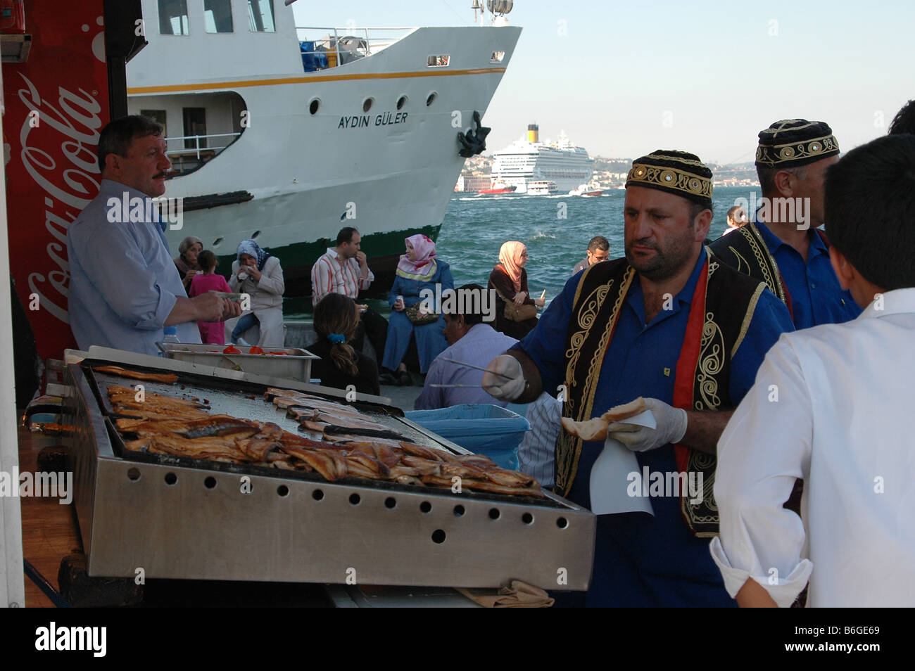 Grillen Fisch an der Küste, Istanbul Türkei Stockfoto