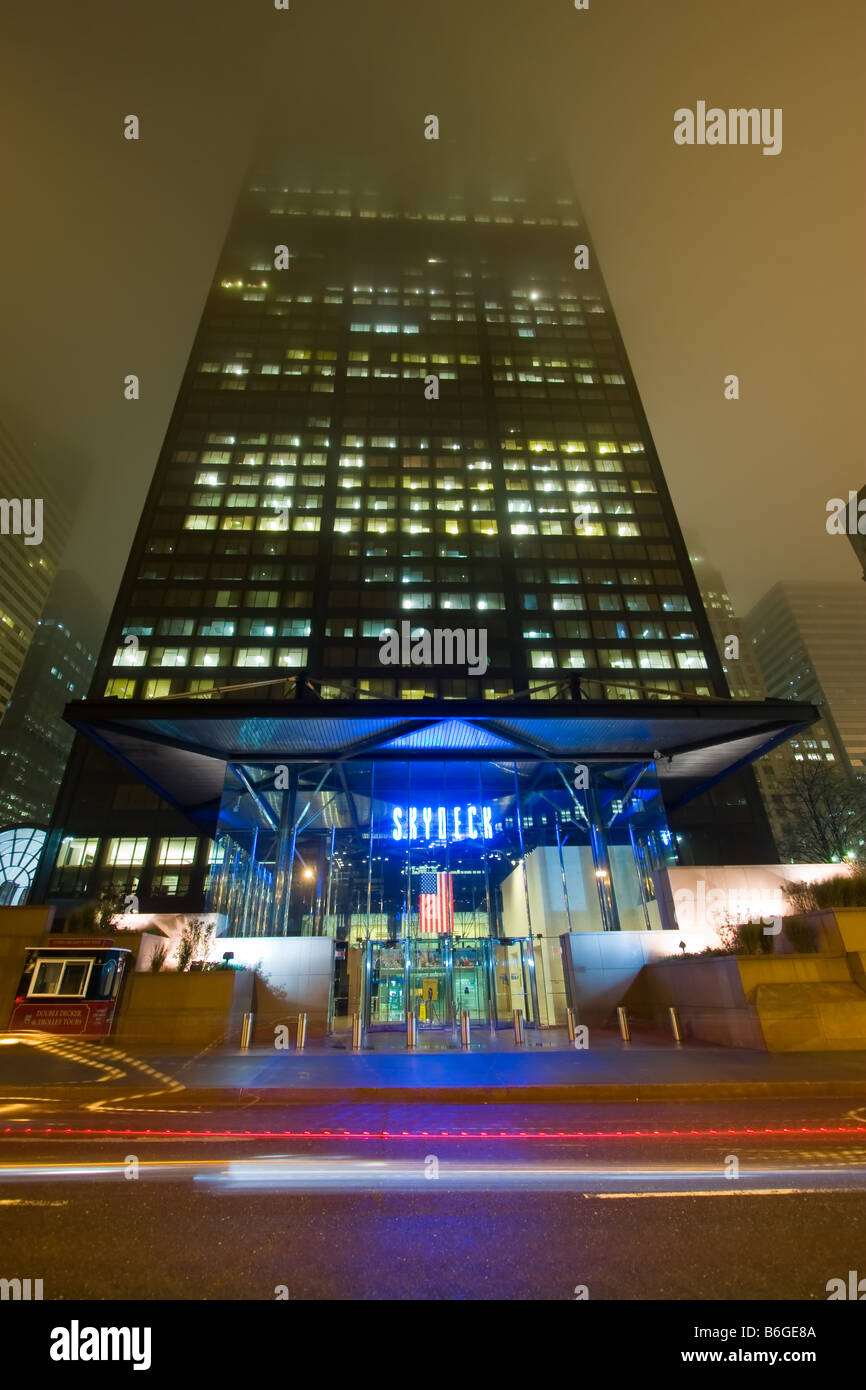 Nebel umhüllt den Sears Tower in Chicago, IL. Stockfoto