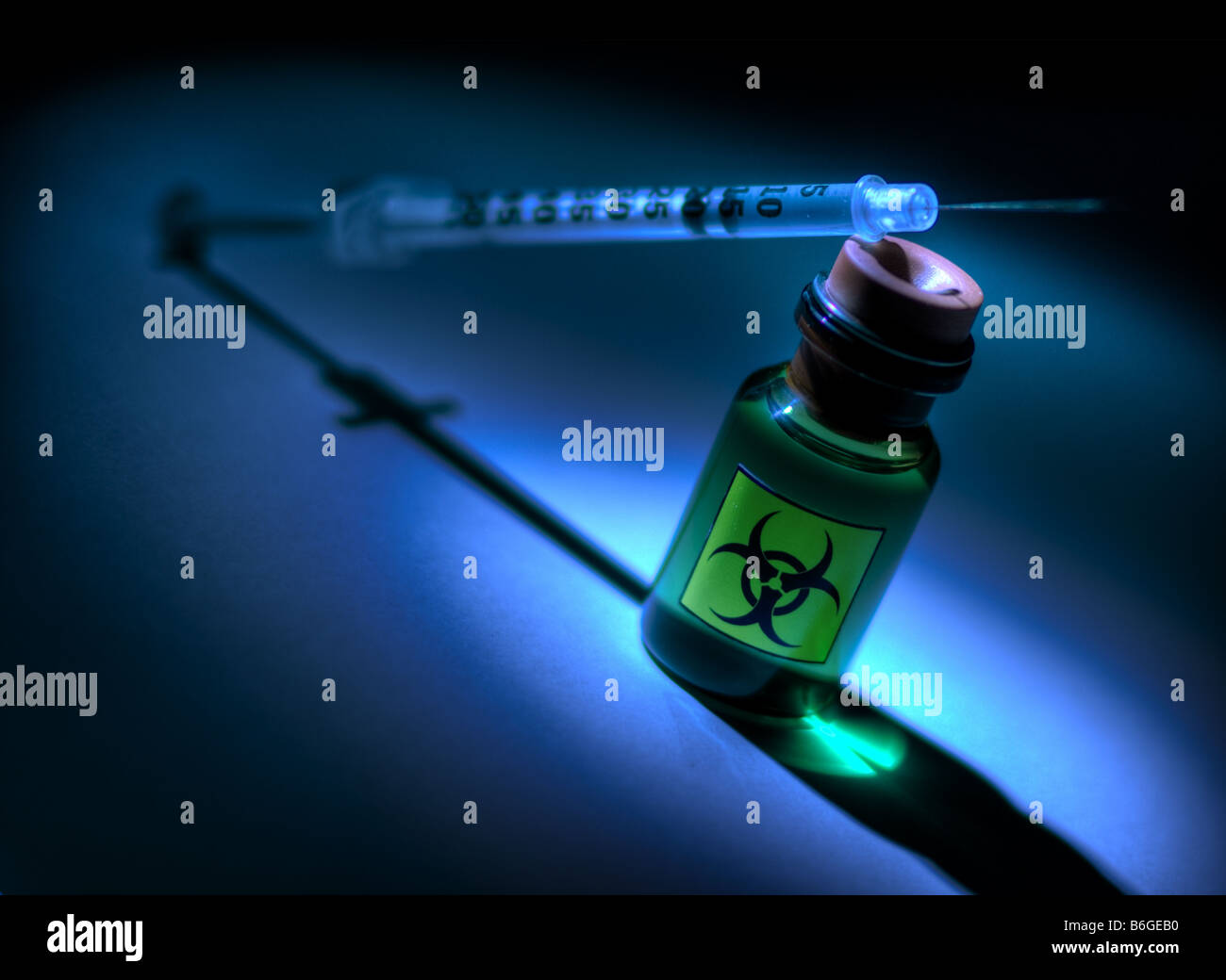 Kleine Flasche mit Biohazard-symbol Stockfoto