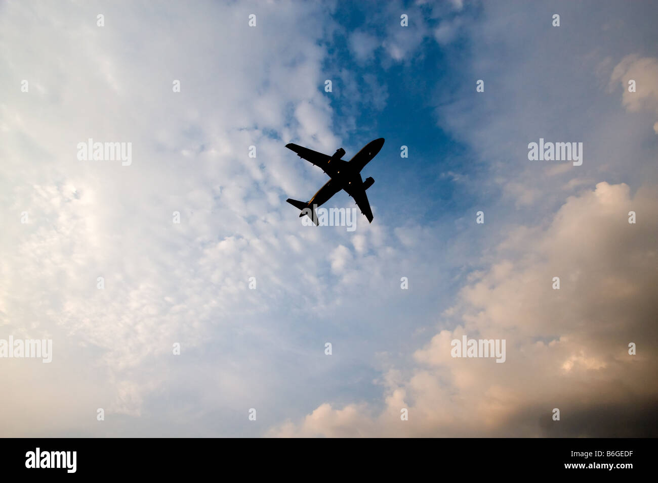 Ein kommerzielle Jet ist für eine Landung am O' Hare International Airport in Chicago, IL wie Gewitterwolken Build geleitet. Stockfoto