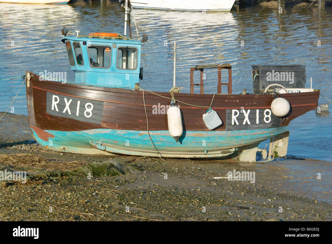 Jakobsmuschel kurze Fisch essen marine Fischerboote vertäut Fluss Rother Roggen East Sussex uk gestrandet Stockfoto