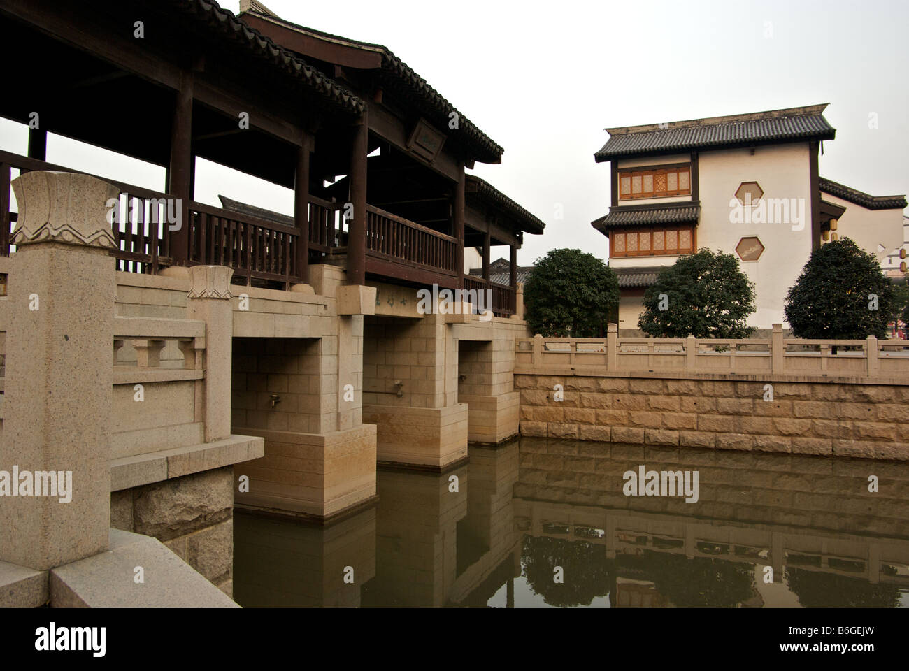 Wassergraben führt zu neuen Wujin Who is Who Yangchen Museum überdeckt Steinbrücke von Geschäften und Wohnentwicklung Stockfoto