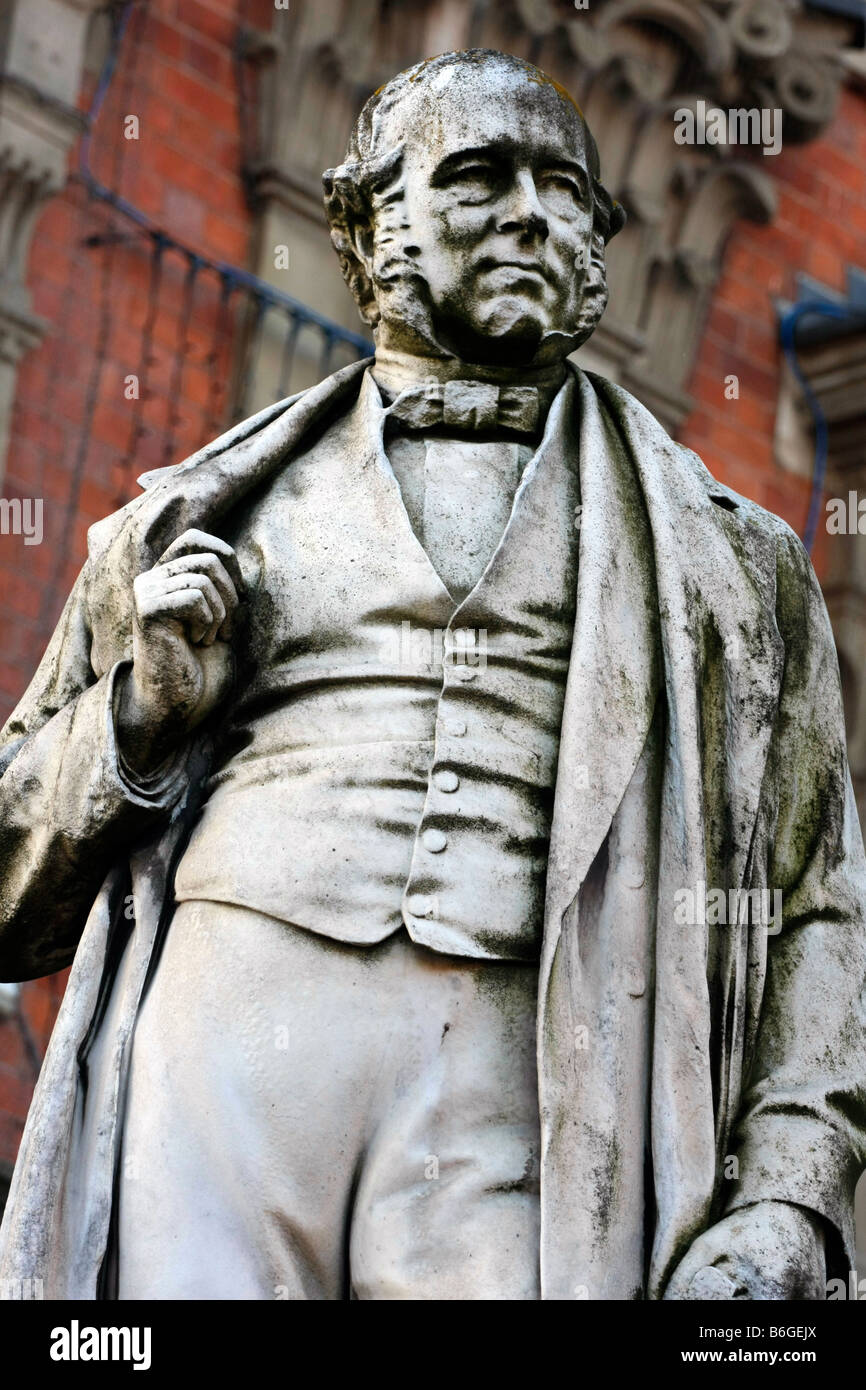 Statue in Kidderminster von Sir Rowland Hill KCB Post-Reformer, die die grundlegenden Konzepte der modernen Post entstanden Stockfoto