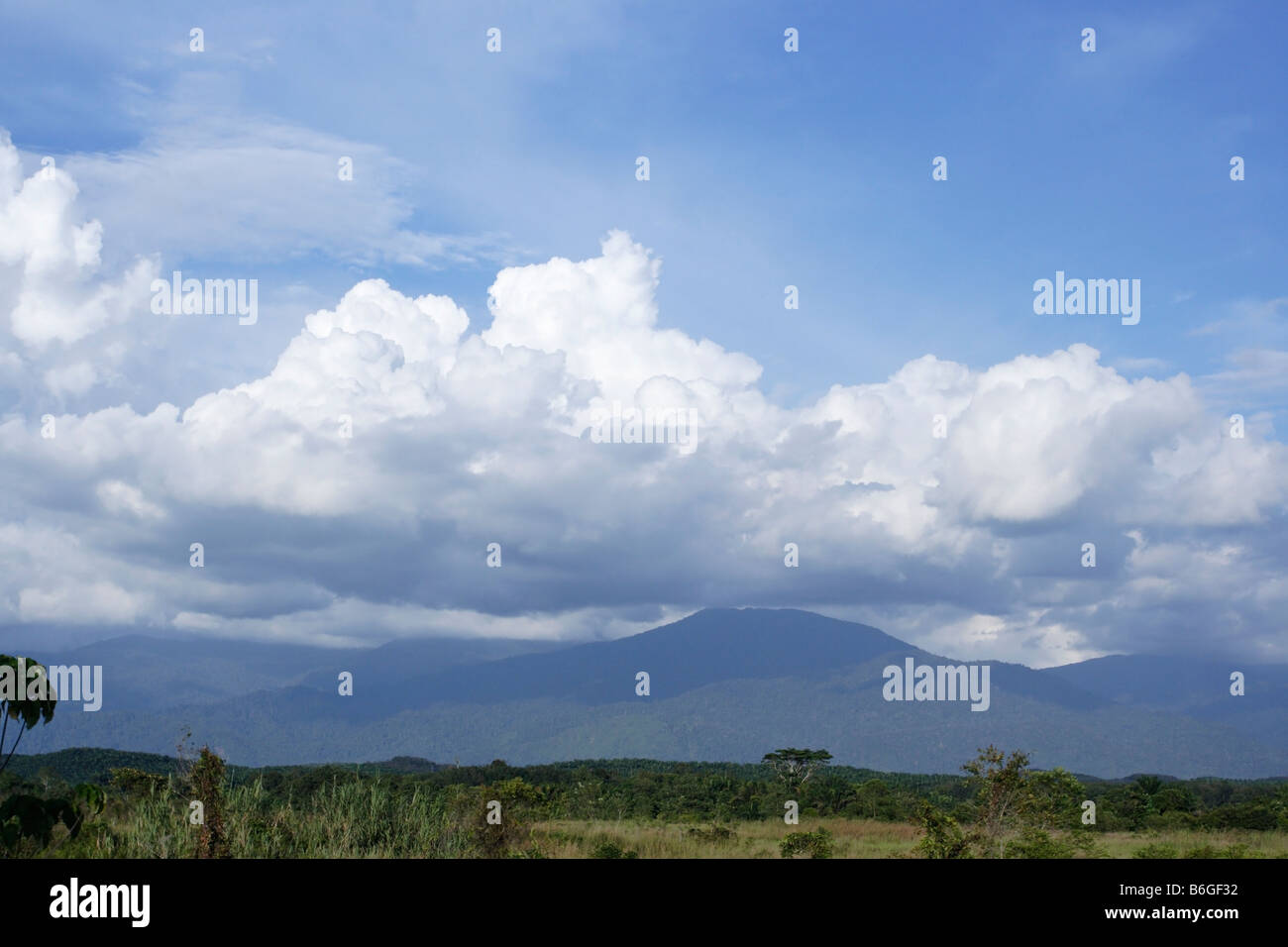 Der Main Range Berg Halbinsel Malaysia, bekannt als Titiwangsa wie aus dem Bundesstaat Perak gesehen. Stockfoto