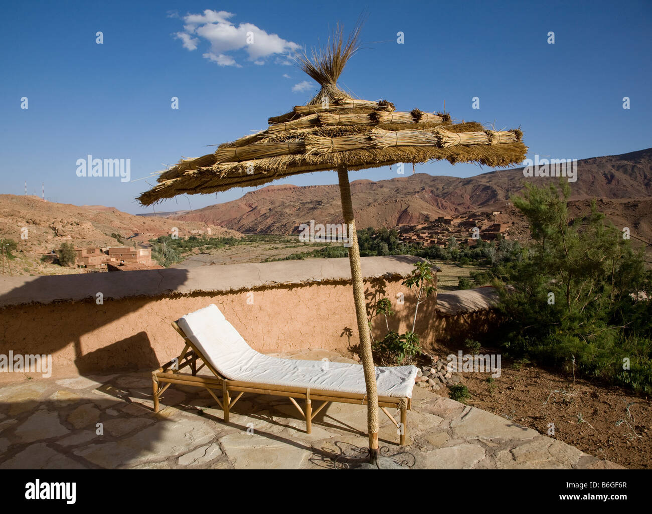 Einem Liegestuhl auf der Terrasse der Pension Irocha in der Landwirtschaft-Dorf Tisselday im Atlasgebirge Marokkos. Stockfoto