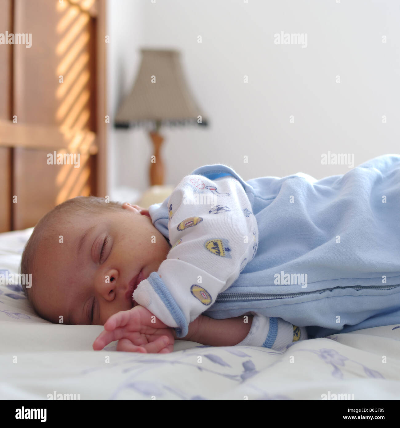0-3 Monate alten Baby junge schlafen im Bett der Eltern Stockfoto