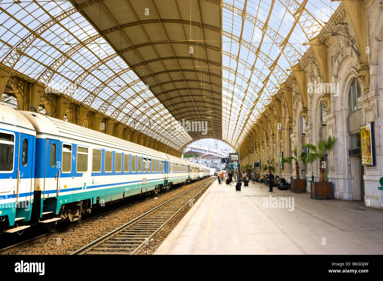 Zug Bahnhof Nizza, Côte d ' Azur, Provence, Südfrankreich Stockfotografie -  Alamy