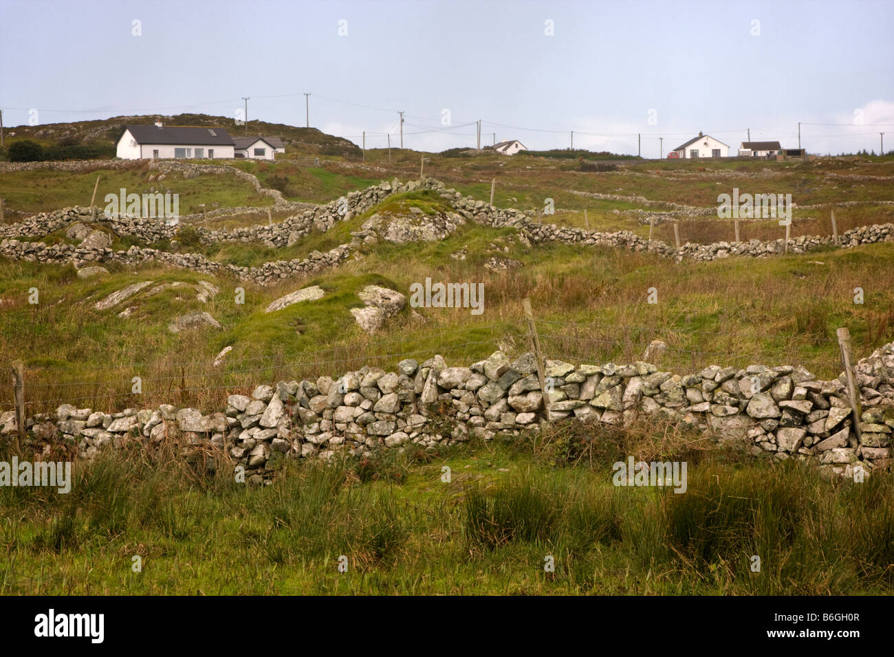 Stein Wände und Felder, Doonloughan, Connemara, Irland Stockfoto