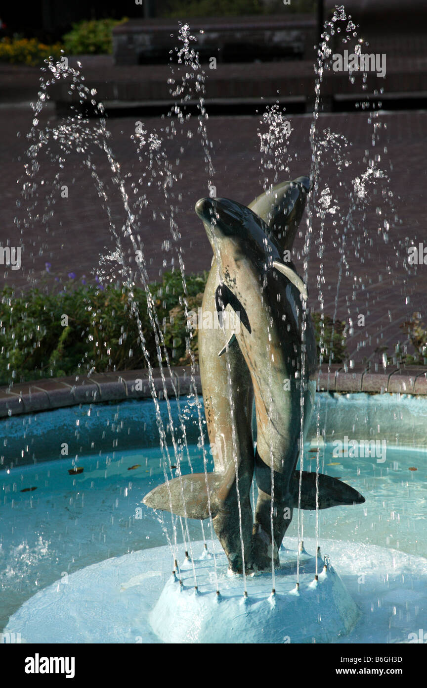 Skulptur von zwei Delphinen im Zentrum eines Brunnens in der Barbican Estate Stockfoto