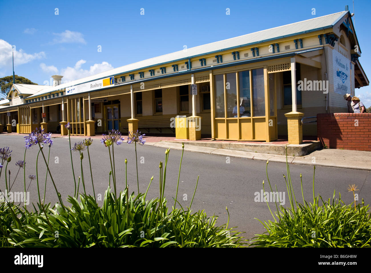 Historischen ehemaligen Bahnhof jetzt Bushaltestelle und Besucher Bunbury Center Stockfoto