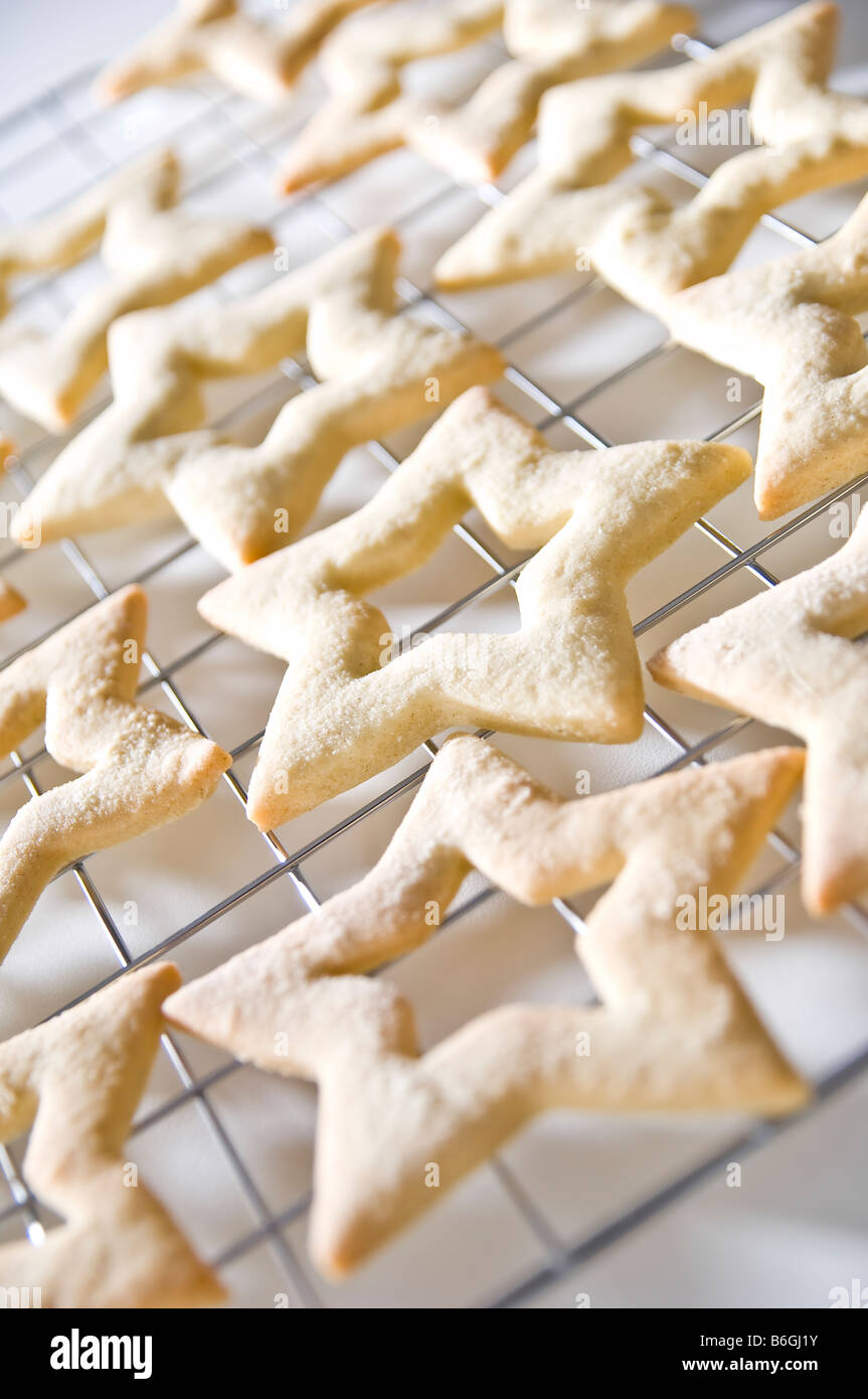Sternförmige Ingwer Kekse gelegt auf ein Kuchengitter. Sie wurden dann in kleinen Boxen für Weihnachtsgeschenke zu packte. Stockfoto