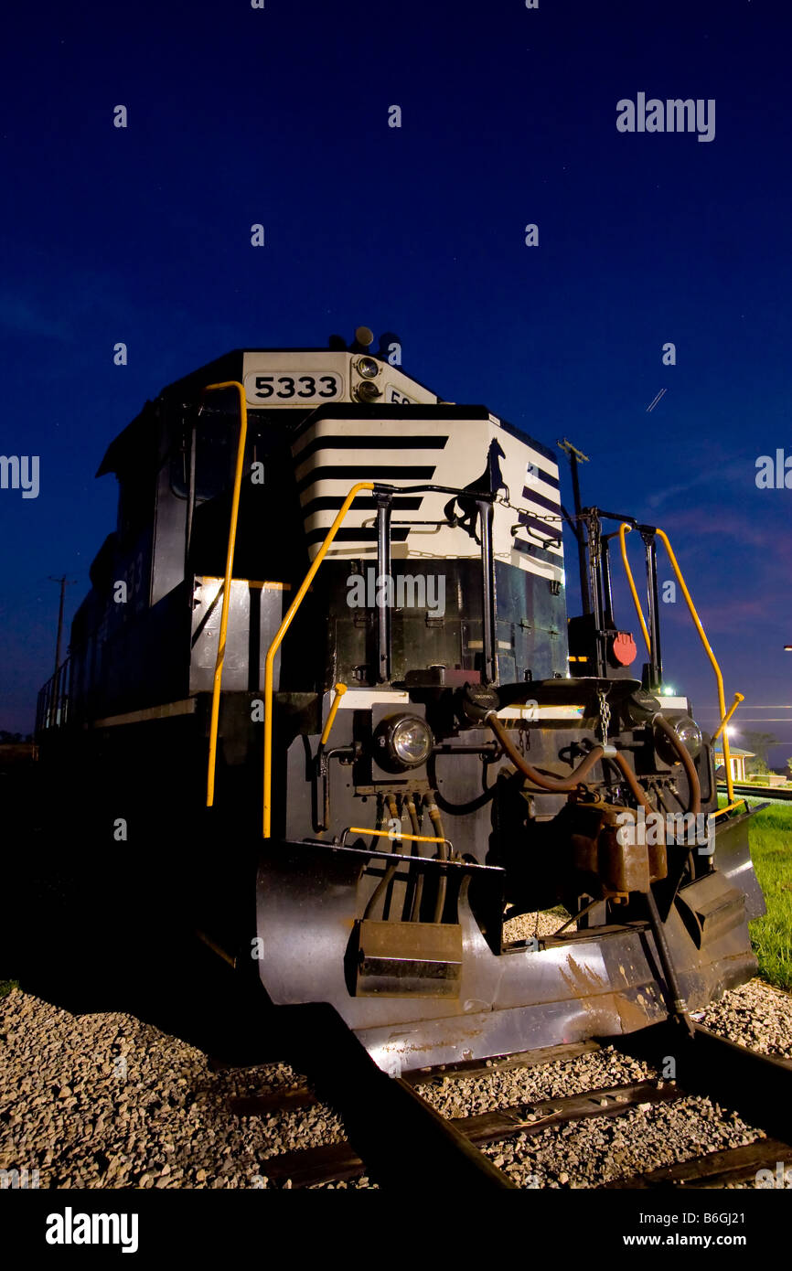 Eine Norfolk Southern Lokomotive Leerlauf entfernt die Nacht in Manhattan, IL. Stockfoto