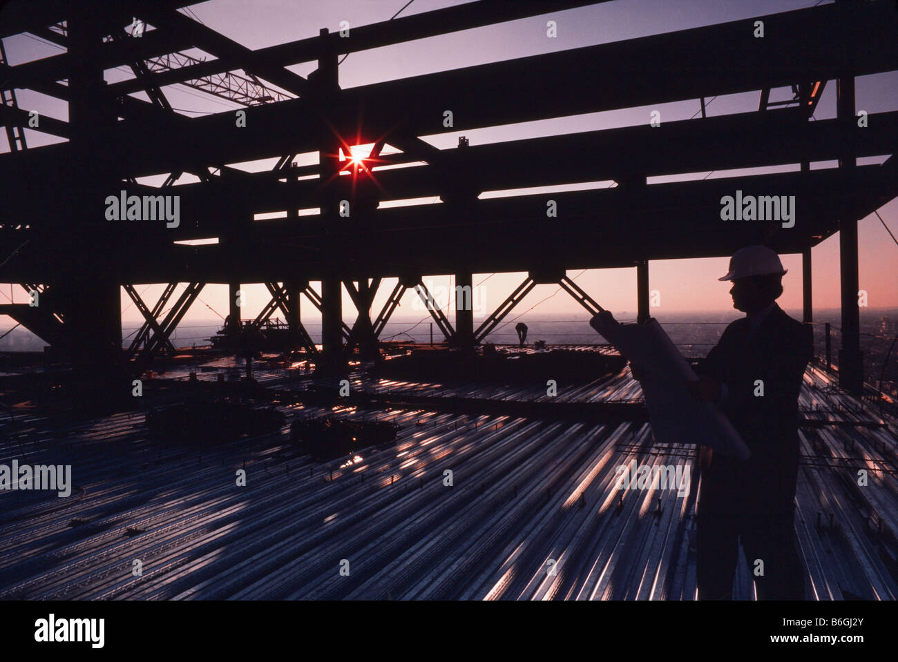 Hochhaus unter Baustahl, Arbeiter, zu Fuß auf Stahlträger, Betreuer vor Ort, Miami. Stockfoto