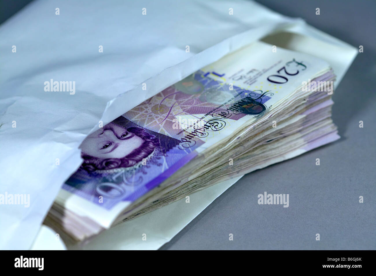 Umschlag mit UK Großbritannien zwanzig Pfund-Noten zu öffnen Stockfoto