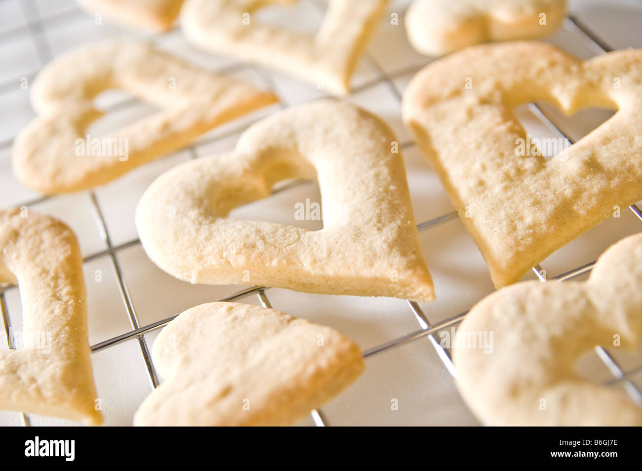 Herzförmige Ingwer Kekse auf einem Kuchengitter gelegt. Sie wurden dann in kleinen Boxen für Weihnachtsgeschenke zu packte. Stockfoto