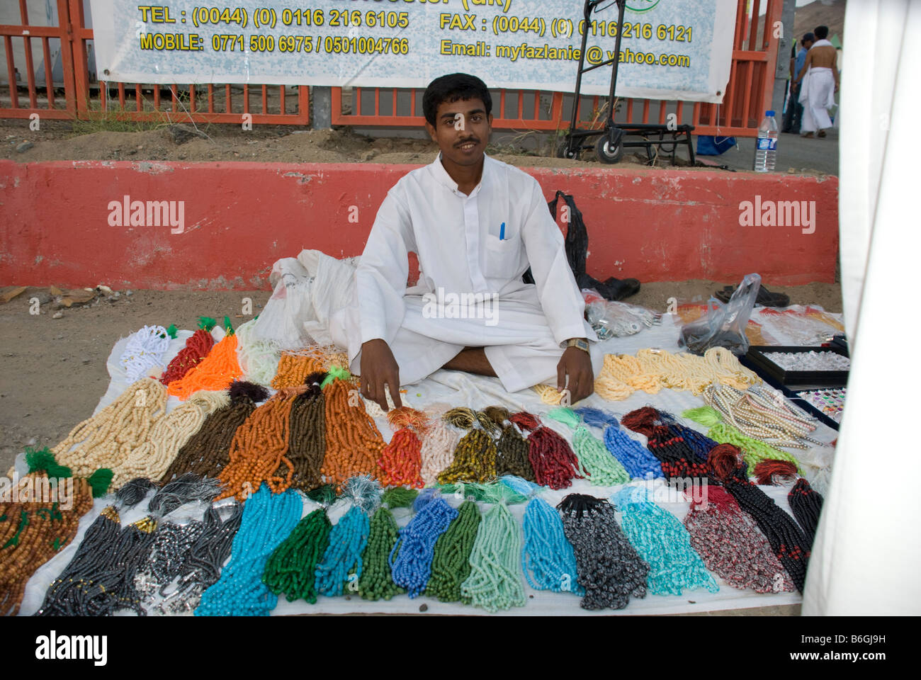 Straße Verkäufer Verkauf Ringe und Gebetskette am 1. Tag der Hadsch Mina Makkah Saudi Arabien Stockfoto