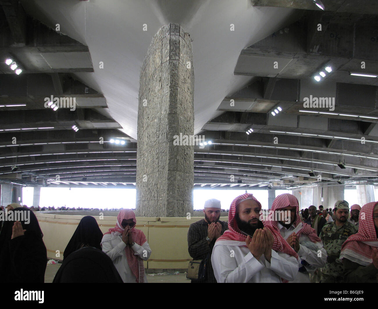 Pilger beten neben einer der drei Säulen, Symbolices der Teufel Makkah Saudi Arabien Stockfoto