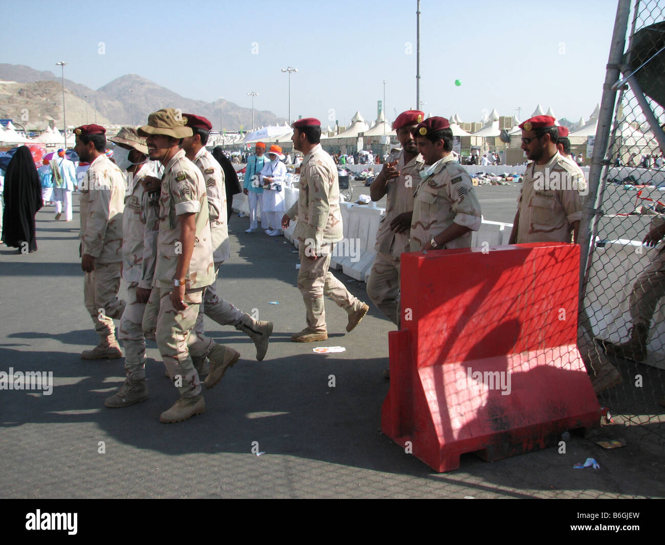 Infanteriekompanien in haselnussgroße bewachen die Menge und die Pilger während des sechsten Tages der Hadsch Makkah Saudi Arabien Stockfoto