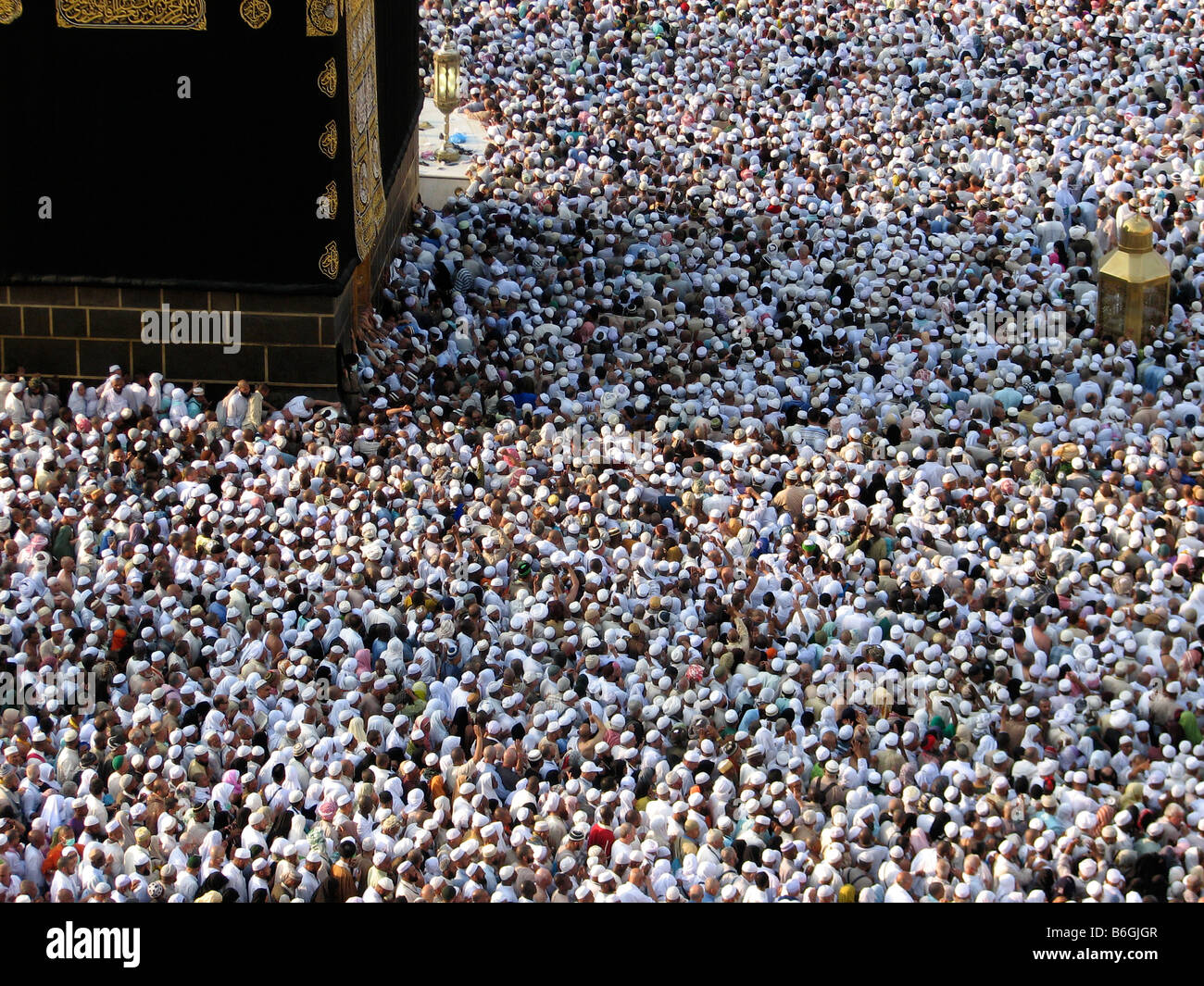 Pilger, die sich gegen die Mauer der Kaba anlehnen Kommen Sie an die Ecke, wo der schwarze Stein aus dem Paradies Makkah Saudi-Arabien während der Hadsch 2007 Stockfoto