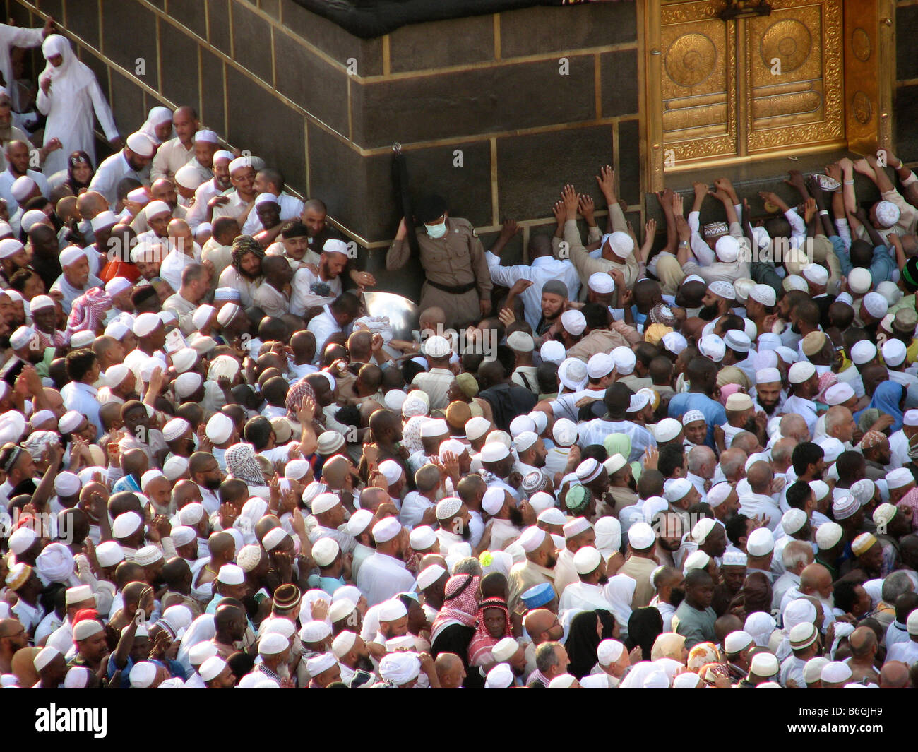 Muslimische Pilger, die sich gegen die Wand und Tür von auflehnen Die Kaba Makkah Saudi-Arabien während der Hadsch im Jahr 2007 Stockfoto