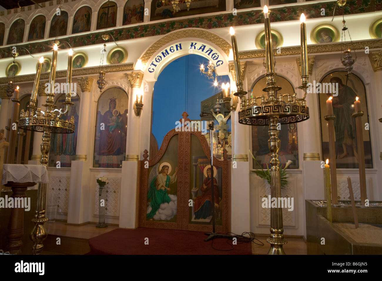 Saint Constantine und Helen griechische orthodoxe Kirche Altar und Leuchter Adelaide Australien Stockfoto