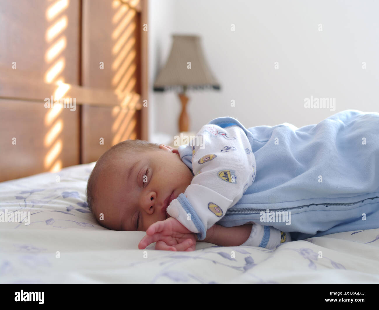 0-3 Monate alten Baby junge schlafen im Bett der Eltern Stockfoto