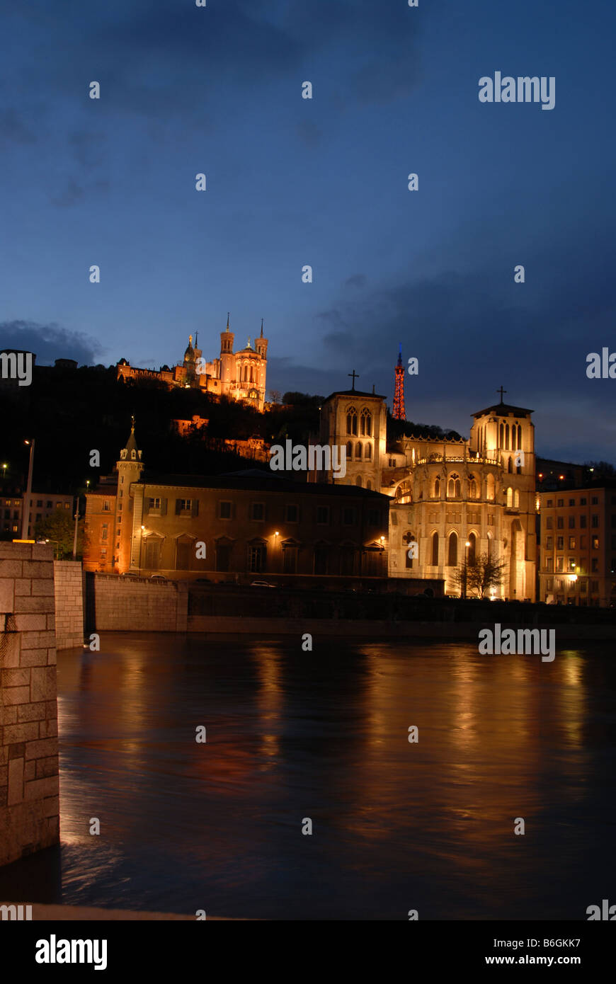 Blick über die Saône in der Dämmerung ist die Kathedrale Saint-Jean und die Basilika Notre Dame de Fourvière in Lyon, Frankreich. Stockfoto