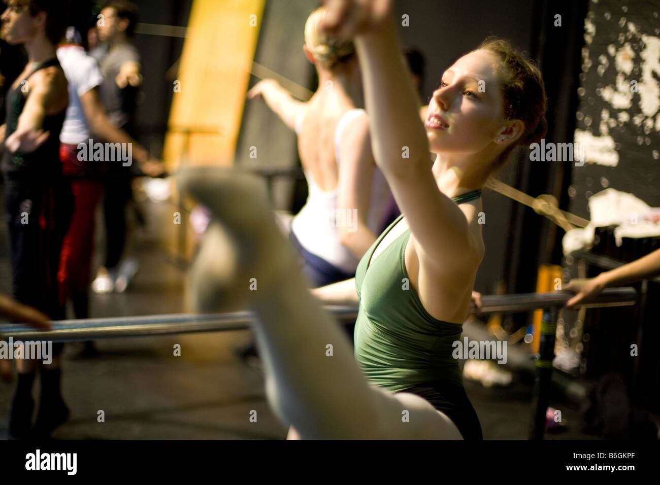Eine Ballerina übt auf der Bühne in den Morgen-Tanz-Klasse vor der Abendvorstellung in The English National Ballet. Stockfoto