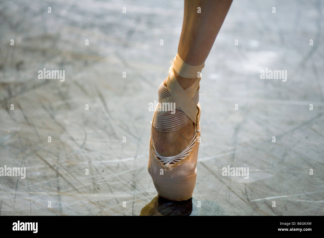 Ballett-Tänzerin aus der English National Opera auf pointe Stockfoto