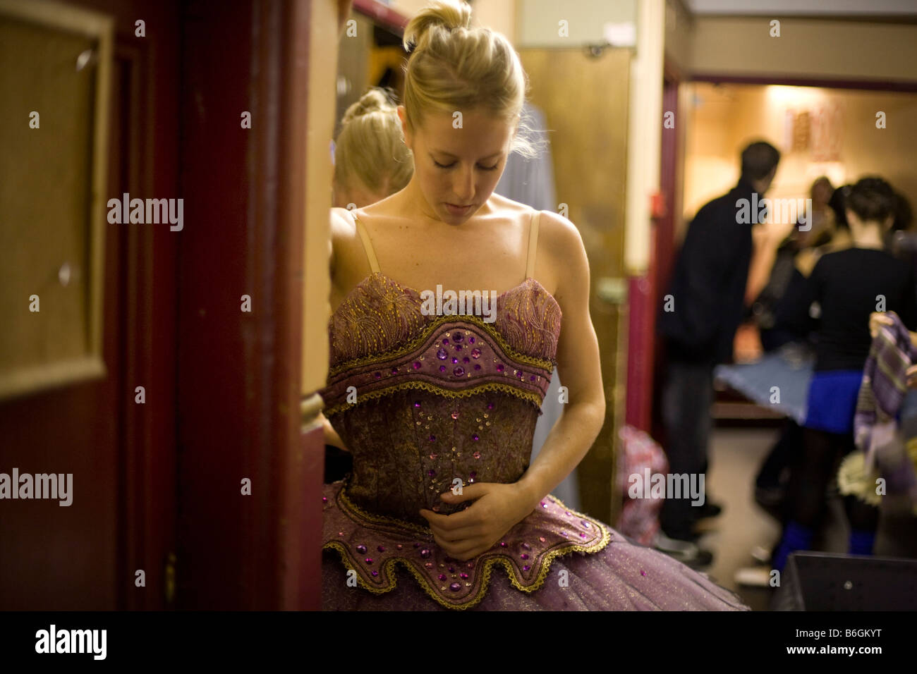 Eine Ballerina aus dem English National Ballet Unternehmen hinter der Bühne der Dornröschen-Produktion Stockfoto